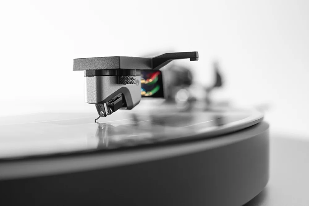 close-up of alva mc cartridge on an alva tt v2 turntable