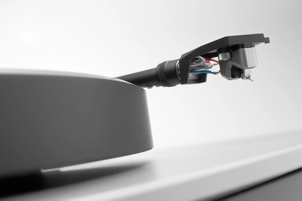 close-up of alva mc cartridge and corner of alva tt v2 