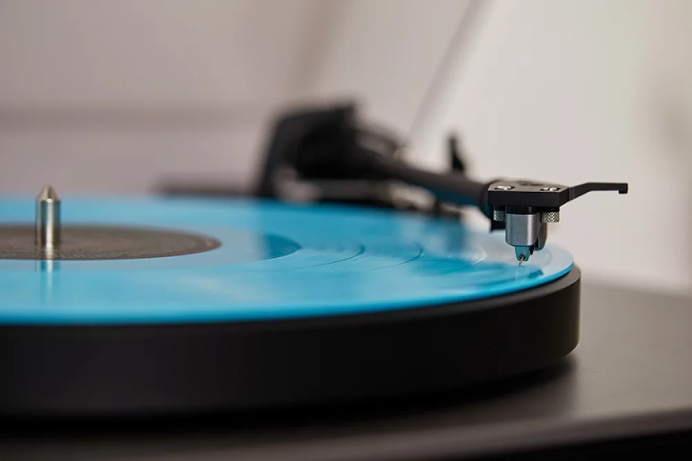 close-up of alva mc cartridge on alva tt v2 playing blue record