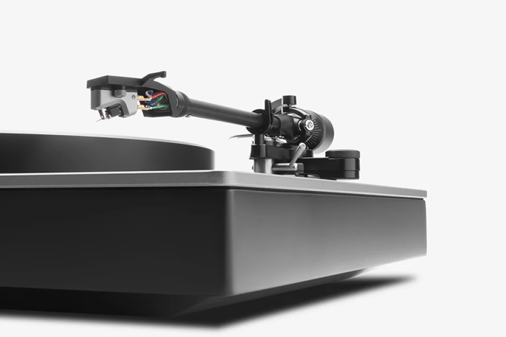 side angle image of alva tt v2 turntable, tonearm and MC cartridge
