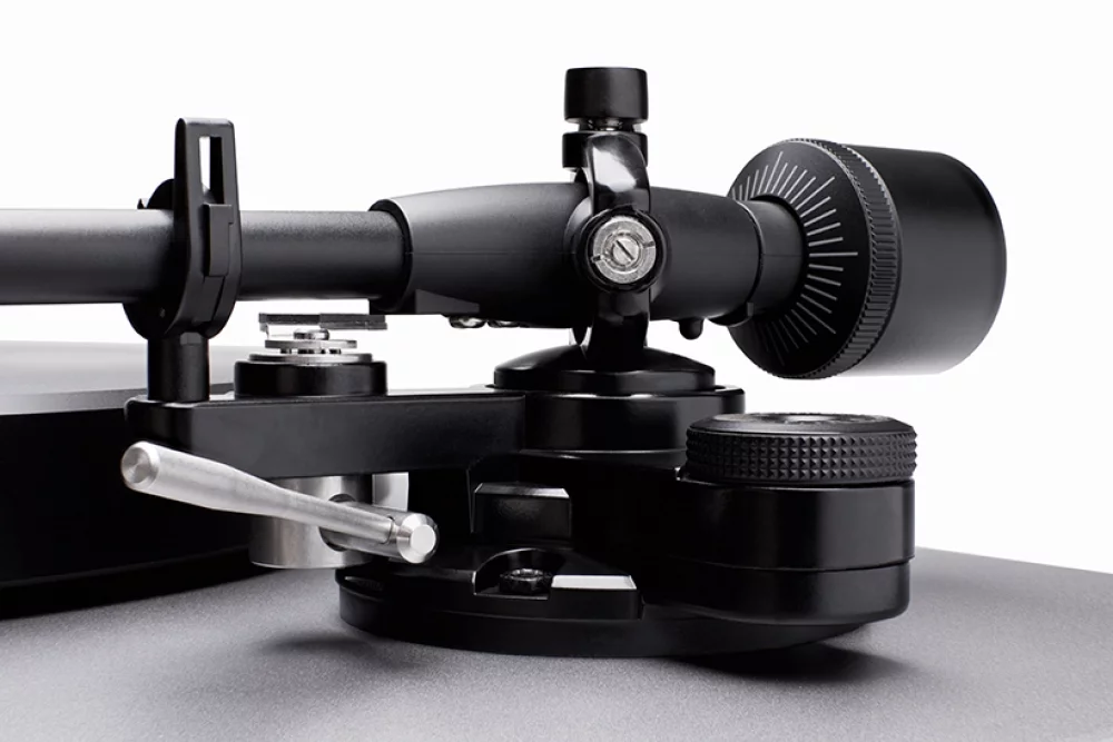 close-up of alva tt v2 tonearm