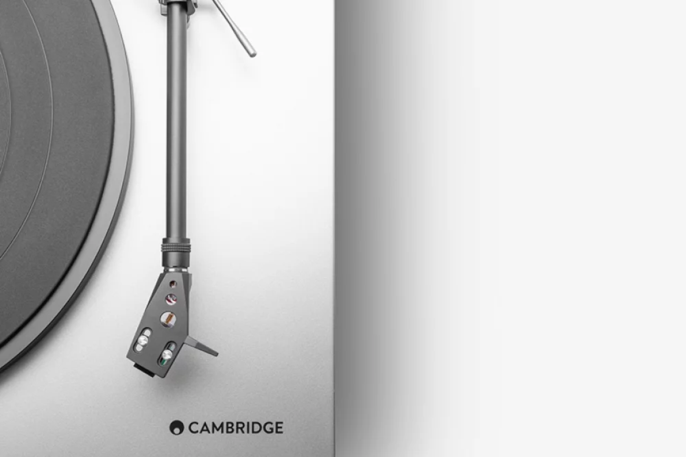 above close-up of alva st turntable platter, tonearm and stylus